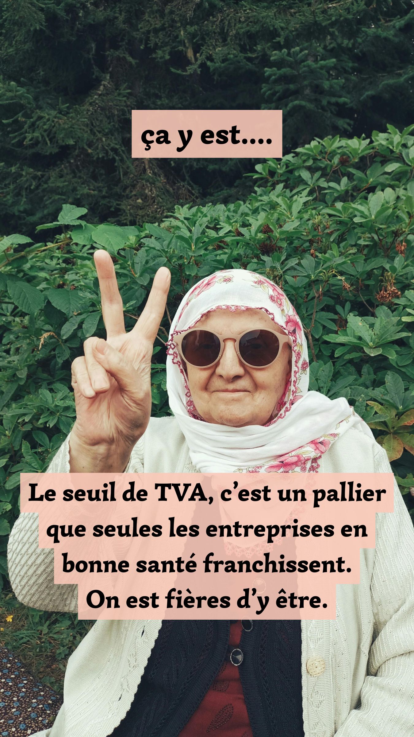 mamie avec lunettes de soleil qui fait un V de victoire avec ses doigts